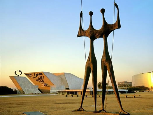 Os Candangos en la Plaza de los Tres Poderes, Brasilia